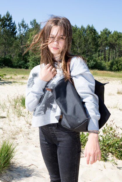 Chica joven en moda bajo un fondo de verano