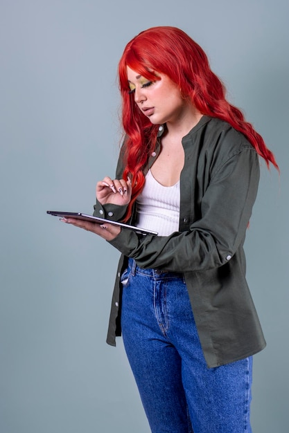 Chica joven no binaria con tableta concepto LGBT