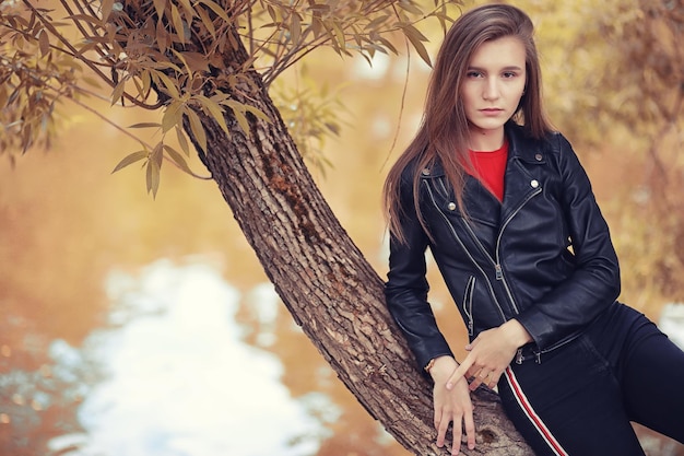 Chica joven en otoño en tiempo lluvioso