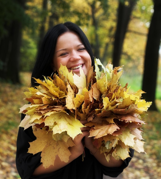 Chica joven en el parque otoño