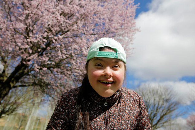 Chica joven en el parque de primavera