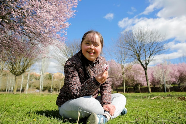 Chica joven en el parque de primavera