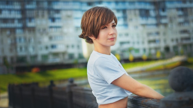 Una chica joven en un paseo por la ciudad