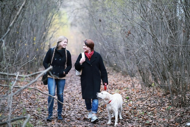 Chica joven en un paseo en el otoño