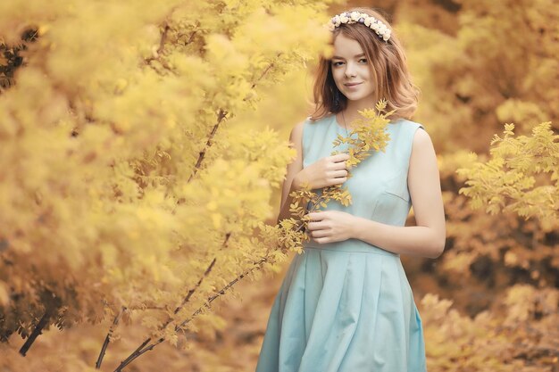 Chica joven en un paseo en el otoño