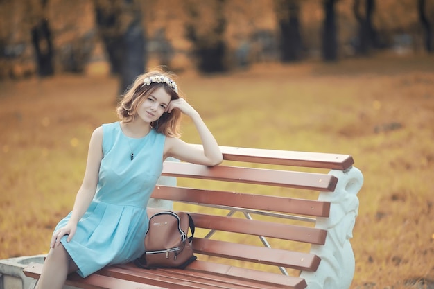 Chica joven en un paseo en el otoño