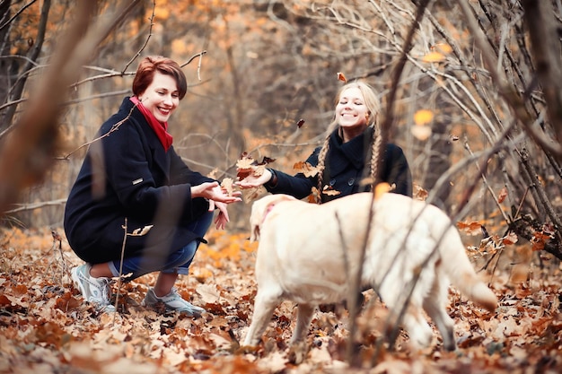 Chica joven en un paseo en el otoño