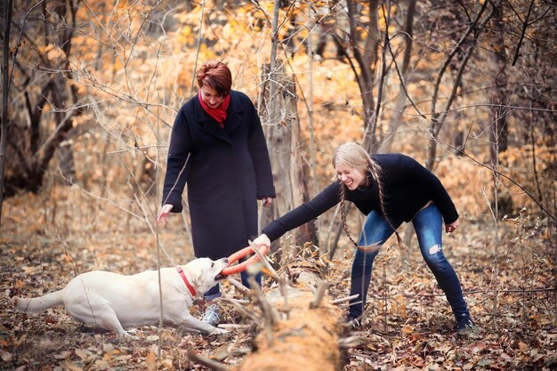 Chica joven en un paseo en el otoño