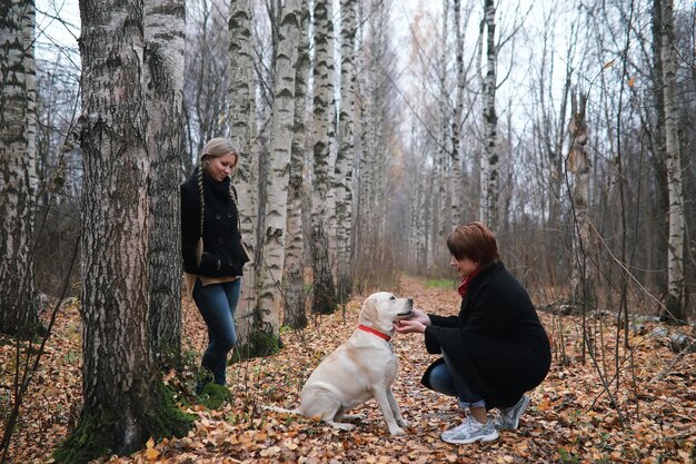 Chica joven en un paseo en el otoño