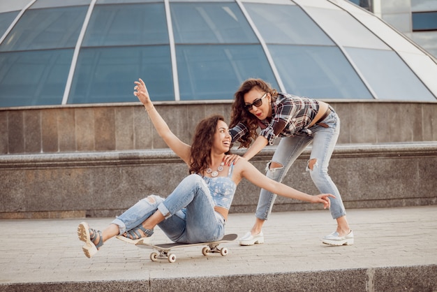 Foto chica joven con patineta