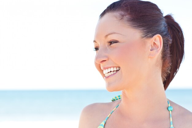 Chica joven en la playa