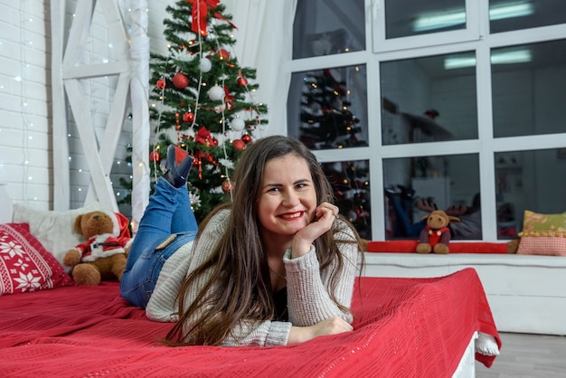 Chica joven posando en el estudio de año nuevo