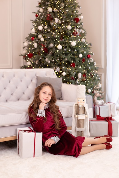 Chica joven posando con regalos de Navidad