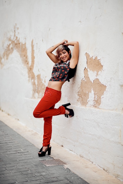 Chica joven posando para una sesión de moda