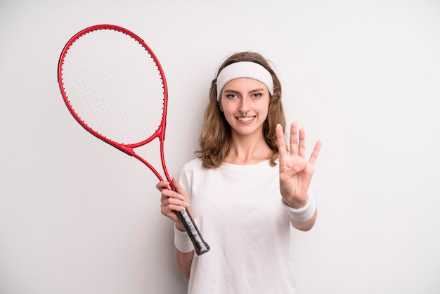 Chica joven practicando el concepto de deporte de tenis