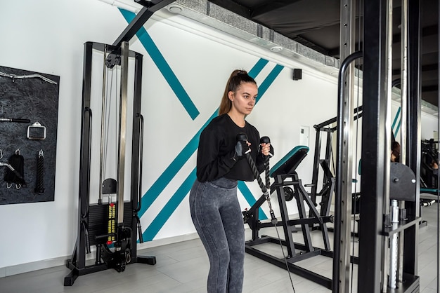Chica joven con problemas de exceso de peso trabaja intensamente en el gimnasio sesiones largas de entrenamiento de cardio para perder peso