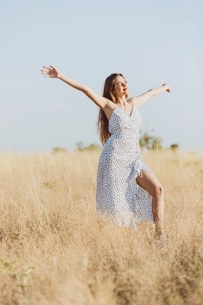 Chica joven en una puesta de sol de verano