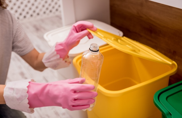 Chica joven que clasifica la basura en la cocina. Concepto de reciclaje. Cero desperdicio