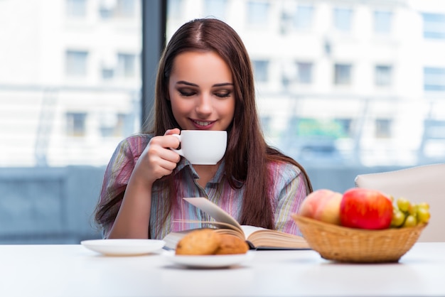 Chica joven que desayuna en la mañana