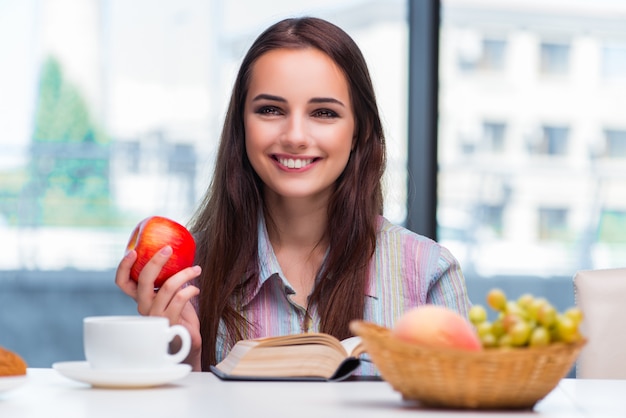 Chica joven que desayuna en la mañana