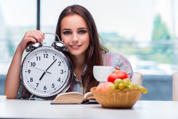 Foto chica joven que desayuna en la mañana