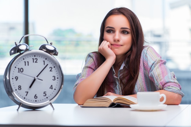 Chica joven que desayuna en la mañana