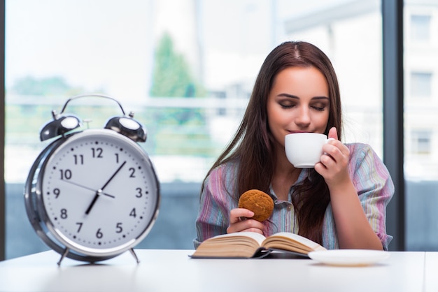 Foto chica joven que desayuna en la mañana