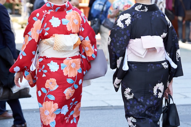 Chica joven que lleva el kimono japonés