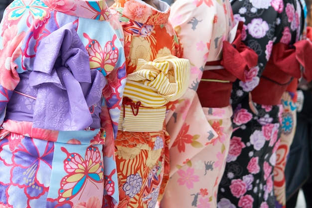 Chica joven que lleva puesto kimono japonés