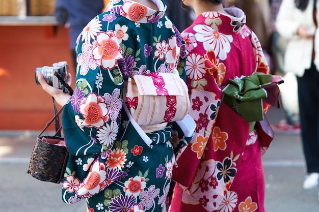 Chica joven que lleva puesto kimono japonés