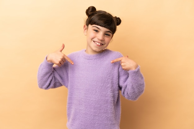 Chica joven que parece feliz y orgullosa de sí misma