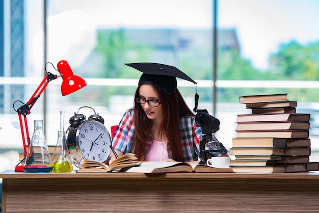 Foto chica joven que se prepara para los exámenes con el reloj grande