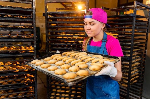 Foto chica joven que trabaja con la panadería en la fábrica