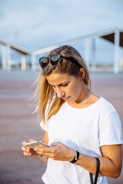 Chica joven que usa su teléfono