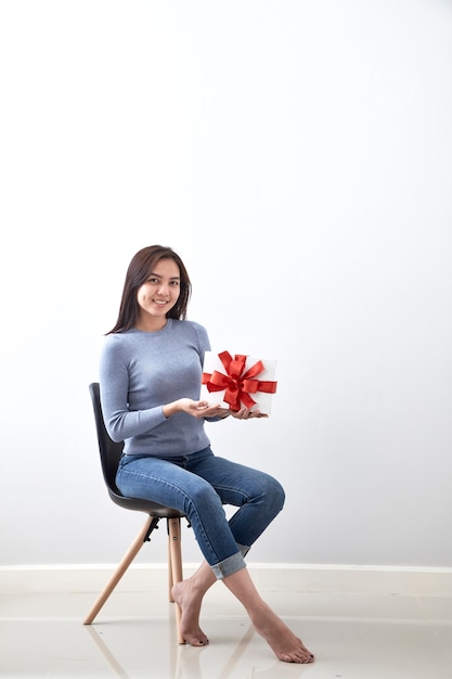 Chica joven con regalo de navidad