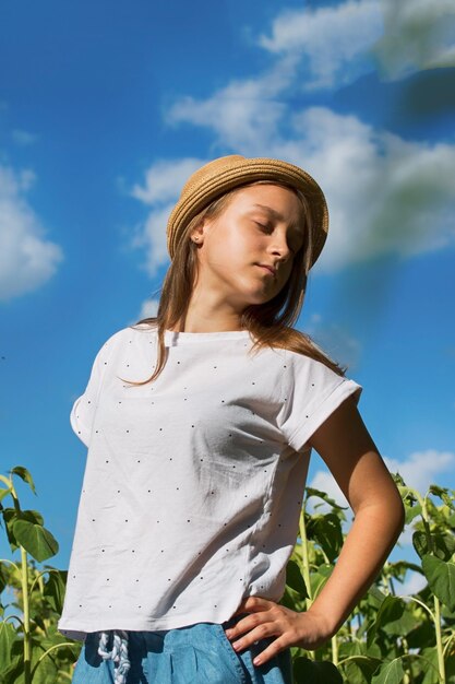 La chica joven se relaja bajo el sol