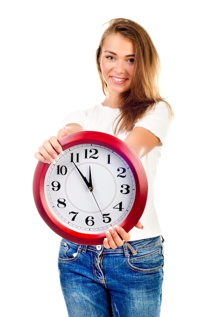 Foto chica joven con reloj aislado sobre un fondo blanco.