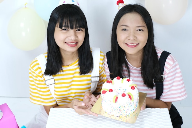 Chica joven de remolque feliz en la fiesta de cumpleaños.