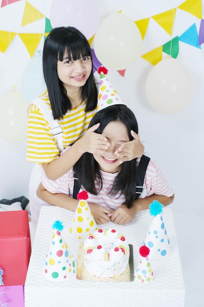 Chica joven de remolque feliz en la fiesta de cumpleaños.