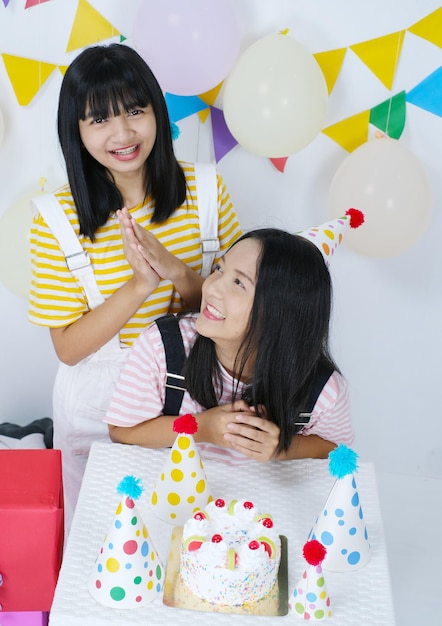 Chica joven de remolque feliz en la fiesta de cumpleaños.