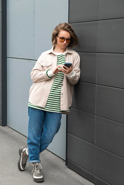 Chica joven con retrato al aire libre de smartphone