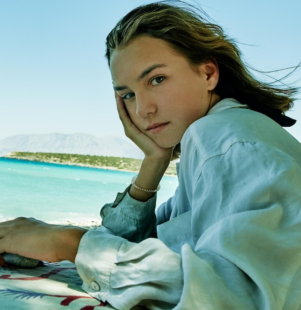 Foto chica joven romántica en la orilla del mar