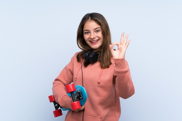 Chica joven skater sobre aislado