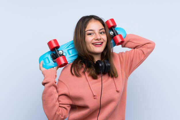 Chica joven skater sobre aislado