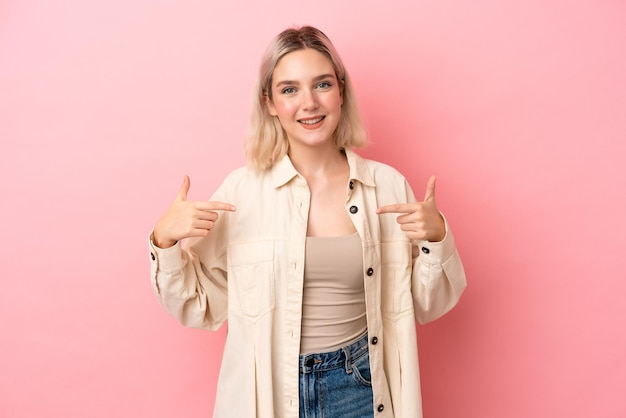 Chica joven sobre fondo aislado sosteniendo un montón de bolsas de la compra.