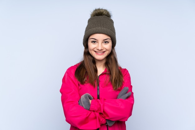 Chica joven con sombrero de invierno