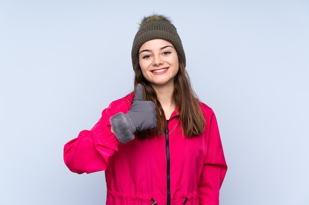 Chica joven con sombrero de invierno