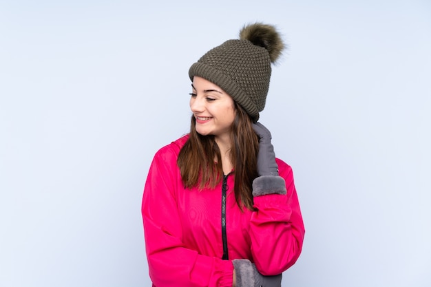 Chica joven con sombrero de invierno