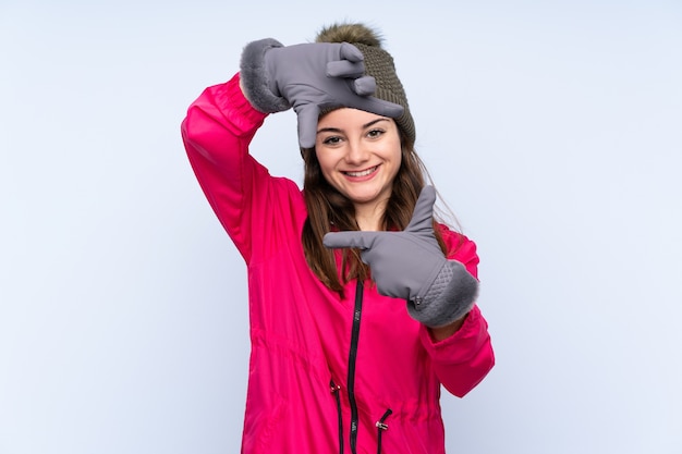 Chica joven con sombrero de invierno