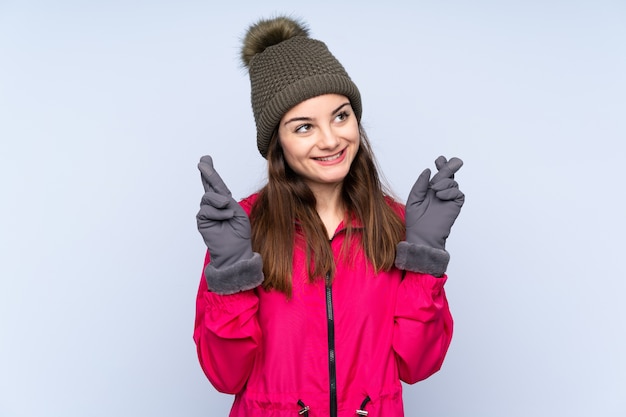 Chica joven con sombrero de invierno